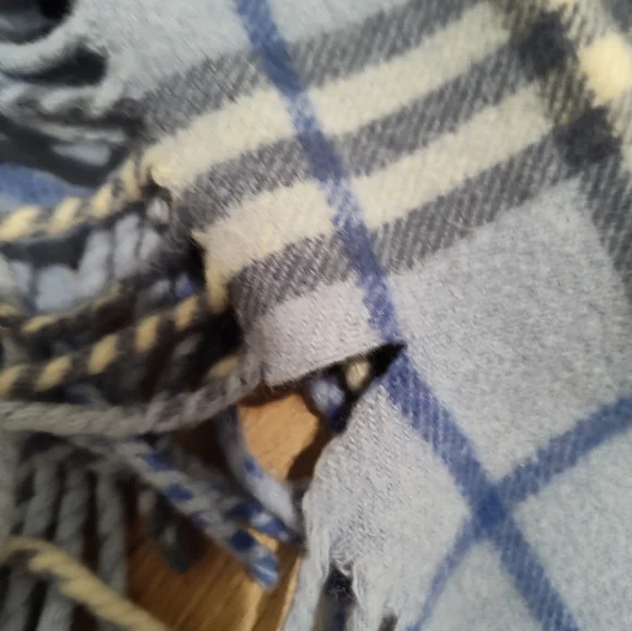 Authentic Burberry Cashmere Wrap - Picture 11 of 11